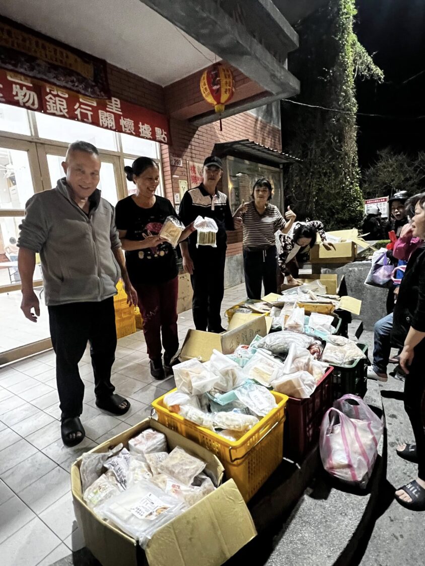 惜食不浪費!龍昌里戎政成推「食享冰箱」四年送暖逾百萬物資 社宅住戶也受惠 惜食不浪費!龍昌里戎政成推「食享冰箱」四年送暖逾百萬物資 社宅住戶也受惠