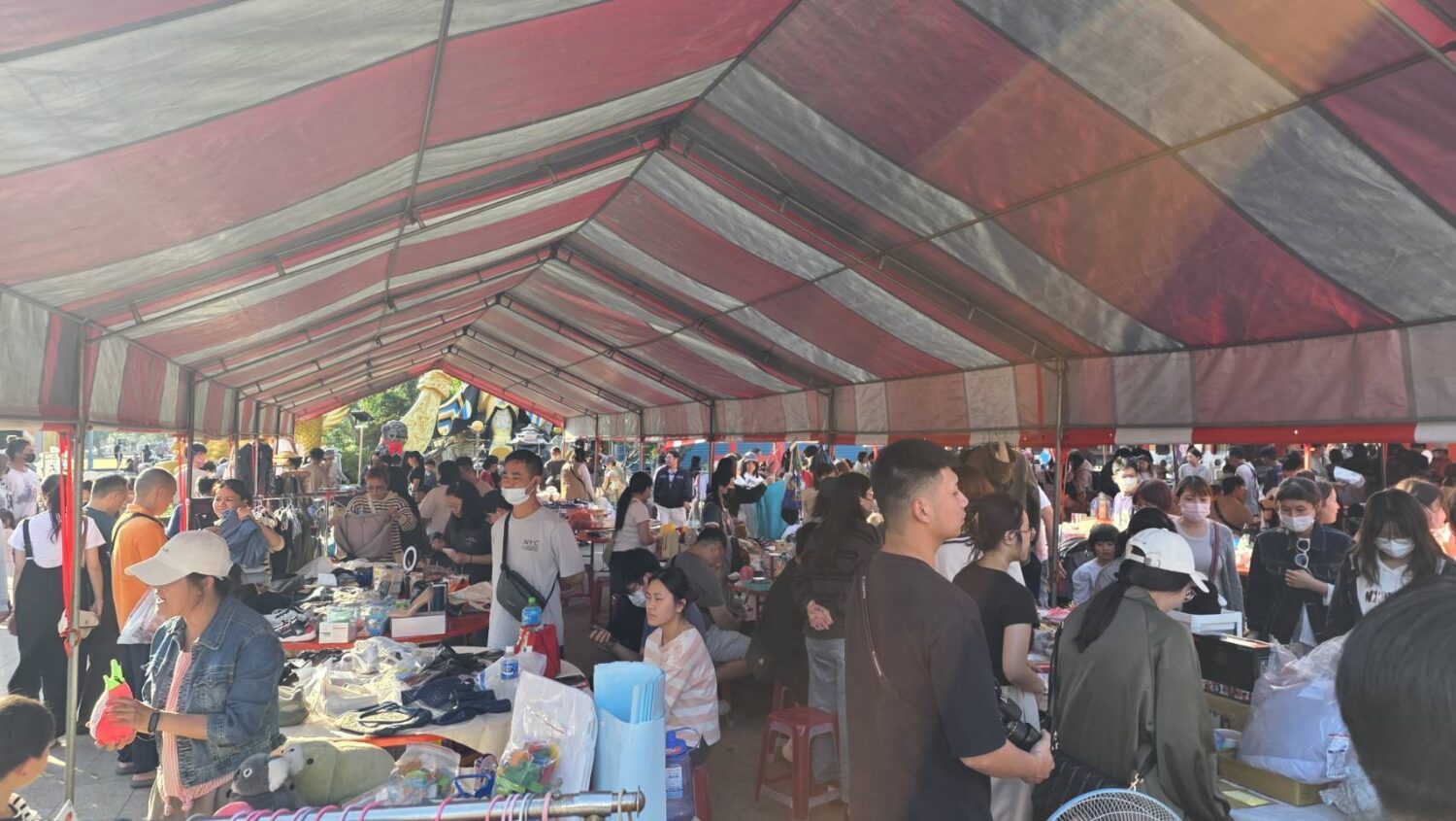 「鹽水月港武廟」新春盛事! 市長黃偉哲除夕發紅包 議員沈家鳳攜手盆栽大展接力登場 「鹽水月港武廟」新春盛事! 市長黃偉哲除夕發紅包 議員沈家鳳攜手盆栽大展接力登場