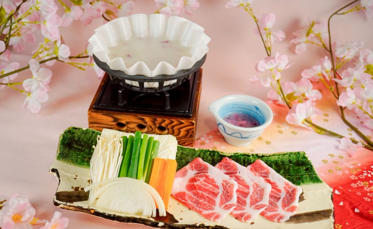 賞櫻新招!莞固和食「櫻鯛御膳」絕美登場 夢幻櫻花牛奶紙鍋每一口都是春天 圖/擁有濃郁的奶香揉合著淡淡的櫻花氣息的「西班牙伊比利豚櫻花牛奶紙鍋」也是此次櫻鯛御膳的重點菜餚之一。(莞固和食 提供)