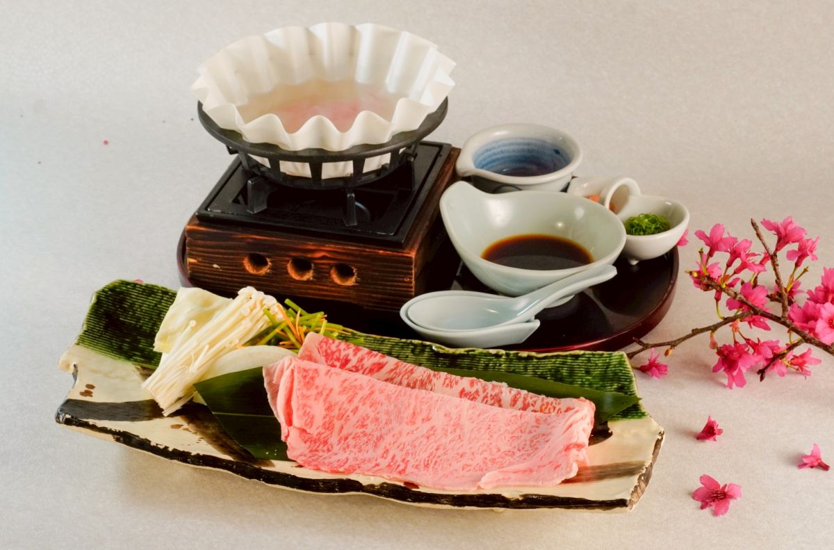 懂吃老饕必修課!莞固和食還原正統關西「春懷石」 八道菜序演繹一期一會的極致旨味 圖/最令人期待的亮點,莫過於融合了南非活鮑與頂級肉品的「A5黑毛和牛櫻花鍋」。A5和牛在熱騰騰的滾湯中輕涮數秒,肉片瞬間化為銷魂的脂香,入口即化。(莞固和食 提供)