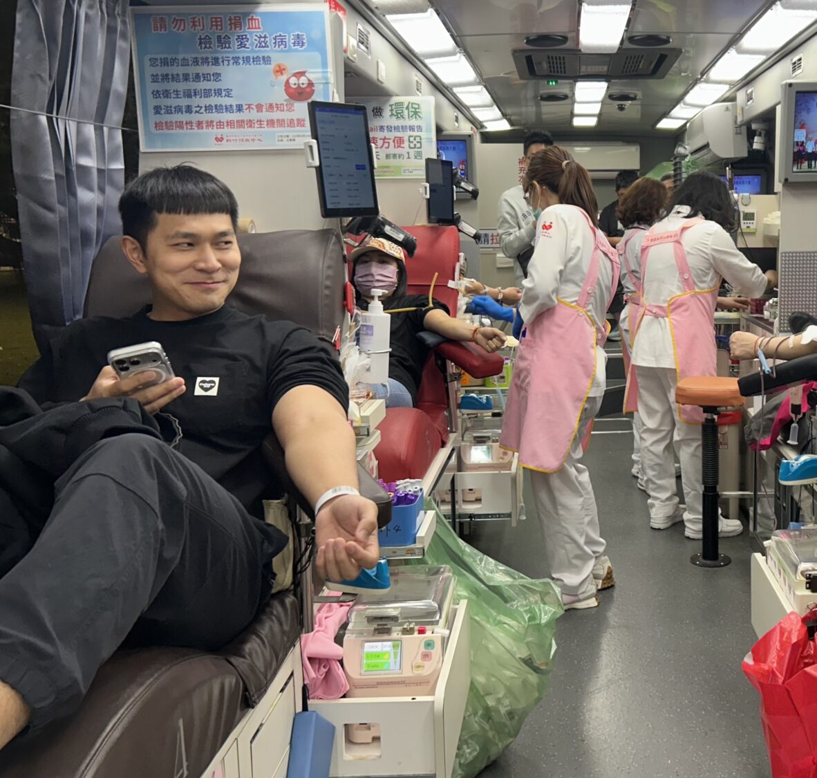 中壢興仁里長李振榮辦捐血 攜手內壢關懷協進會籲里民挽袖響應 民眾熱情響應,挽袖參加捐血活動。(記者陳世軒攝)