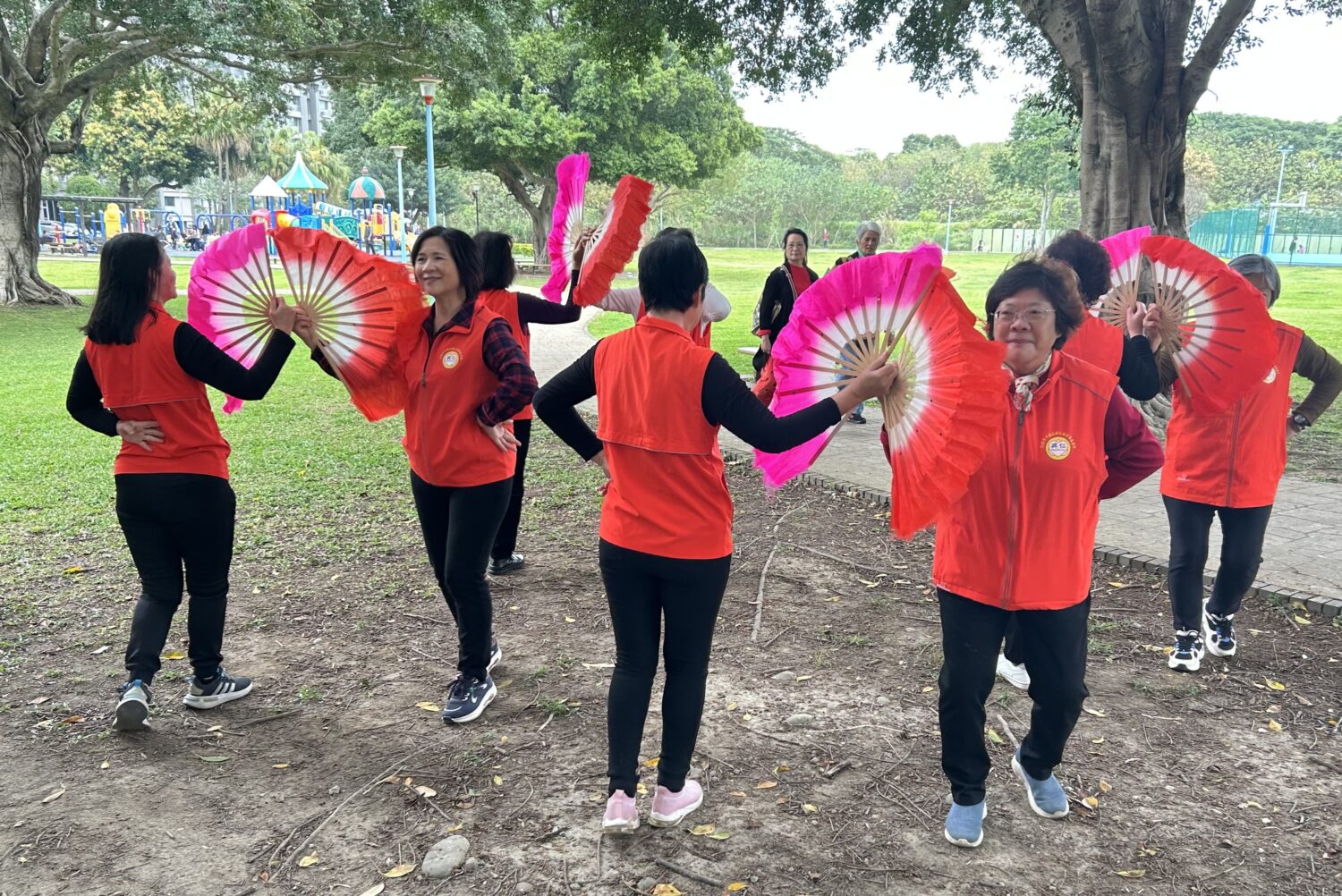 中壢興仁里長李振榮辦捐血 攜手內壢關懷協進會籲里民挽袖響應 李振榮聯合當地有力人士,在現場舉辦有獎徵答及表演活動,讓等待過程不無聊。(記者陳世軒攝)