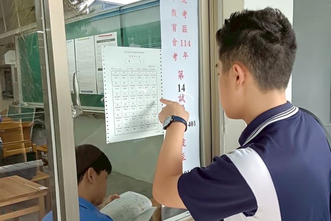 國中會考5/16登場 新北考區3/5起報名 5 《圖說》114年會考永平高中考場學生查看試場。〈教育局提供〉