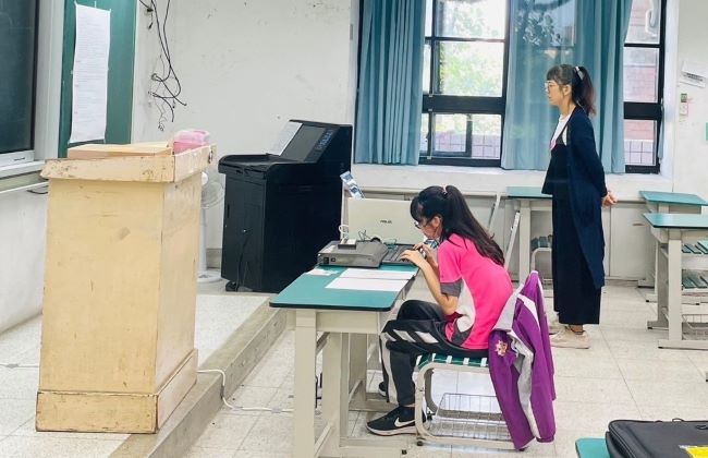 國中會考5/16登場 新北考區3/5起報名 6 《圖說》114年會考三民高中考場學生入場應試。〈教育局提供〉