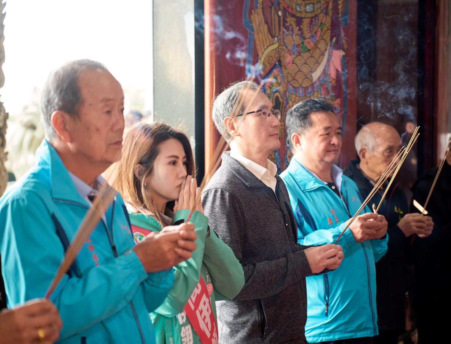 鄭運鵬陪同參香掃街力挺新世代 簡伊翎宣示五大承諾展現改革決心 前任立法委員鄭運鵬(中)力挺年輕世代,今(8)日前往蘆竹區,陪同民進黨桃園市議員候選人簡伊翎(左2)等於福山宮參香祈福。(桃園市議員候選人簡伊翎服務團隊提供)