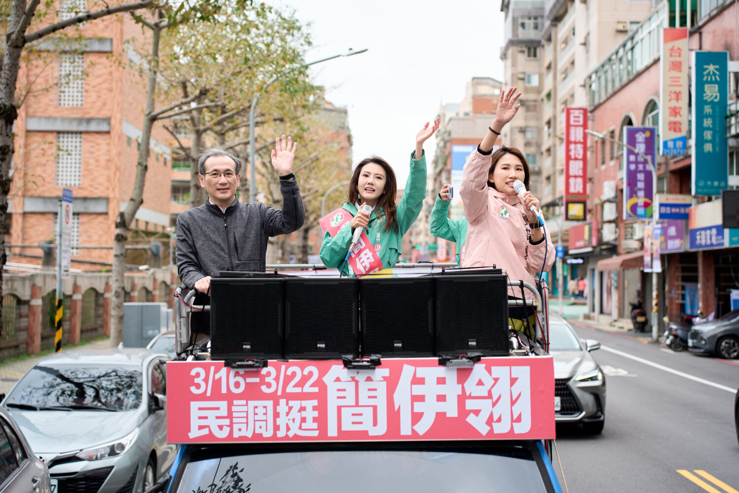 鄭運鵬陪同參香掃街力挺新世代 簡伊翎宣示五大承諾展現改革決心 活動最後,鄭運鵬(左)與高雄市議員候選人黃敬雅(右)陪同簡伊翎(中)展開車隊掃街,呼籲民眾給年輕世代機會。()