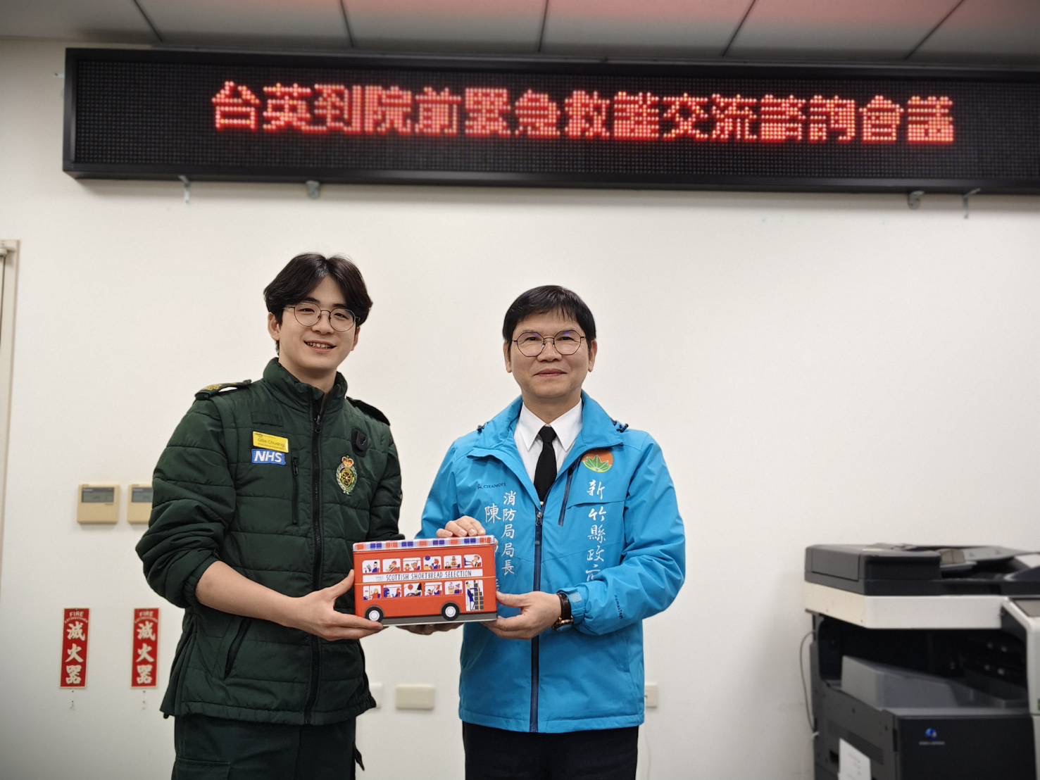 「台英救護制度交流」英國救護員盛讚竹縣OHCA救護成效 英國救護員莊家豪教官(左)致贈紀念品予新竹縣政府消防局局長陳中振(右),象徵台英救護交流情誼。(圖/記者張家燁翻攝)
