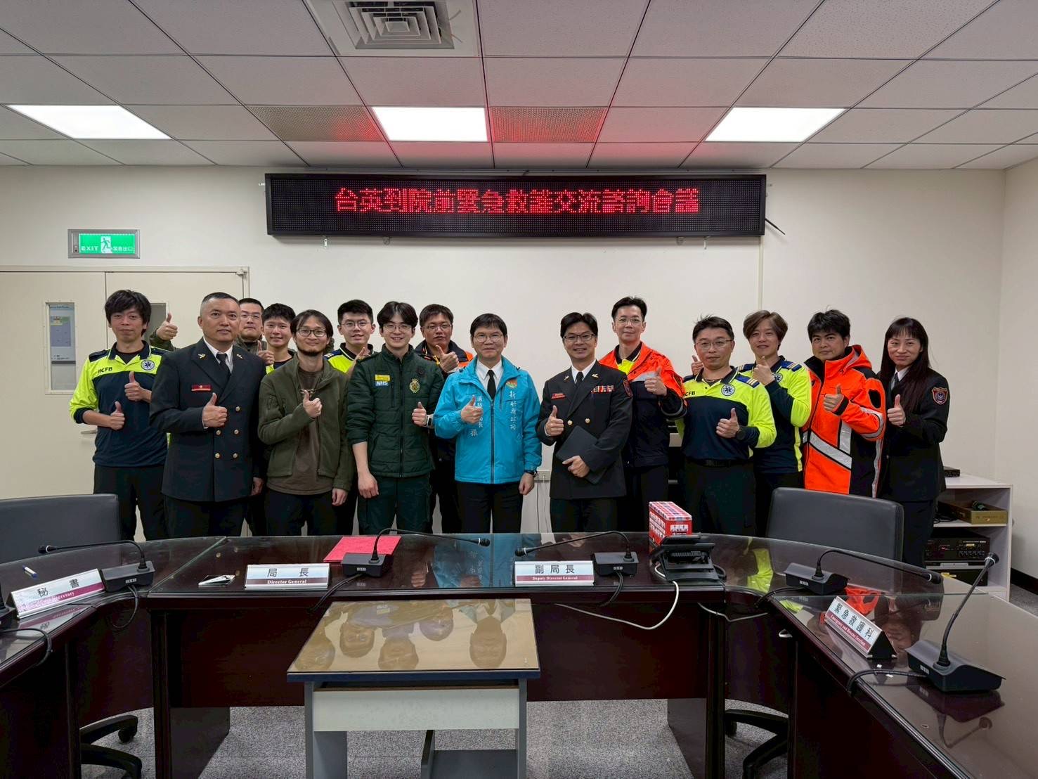 「台英救護制度交流」英國救護員盛讚竹縣OHCA救護成效 新竹縣消防局舉辦「台英到院前緊急救護交流會」,與英國救護員莊家豪教官進行專業交流並合影留念。(圖/記者張家燁翻攝)