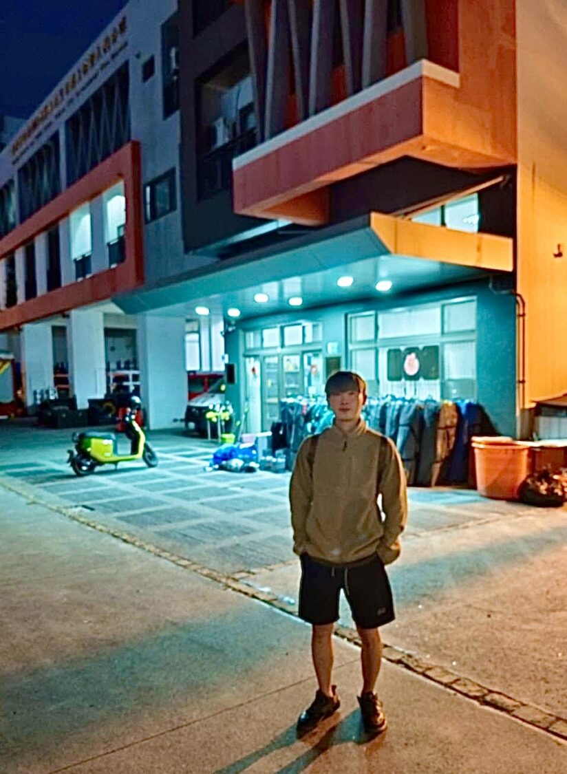 曾制止持刀男受矚目「陳勇正受邀台南消防局義消高救隊開講」防身應變 陳勇正16日受邀至台南永康大橋地區參與特搜第五大隊義消高級救護隊交流活動,並於活動場地外留影。(圖/記者林照東翻攝)