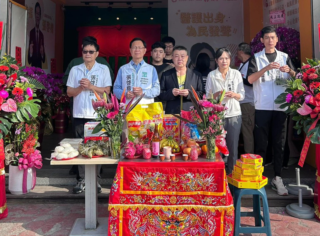 市長張啓楷、議員林昱孜聯手深耕!東區聯合服務處今揭牌結合婦女節派對 宣示打造親子友善嘉義市 不忘初心,民眾黨嘉義市長參選人張啓楷偕嘉義市議員擬參選人林昱孜與核心幹部一大早到場虔誠拜拜。(記者翻攝)