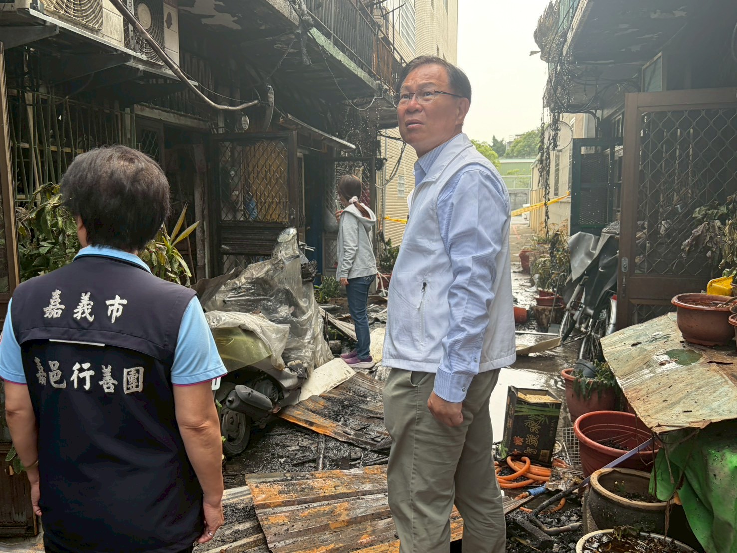 興業西路老舊木造屋火警延燒13戶 張啓楷多次赴現場關切並協助安置 張啓楷多次赴現場關切並呼籲各慈善團體能伸出援手。(圖/民眾黨嘉義黨部)