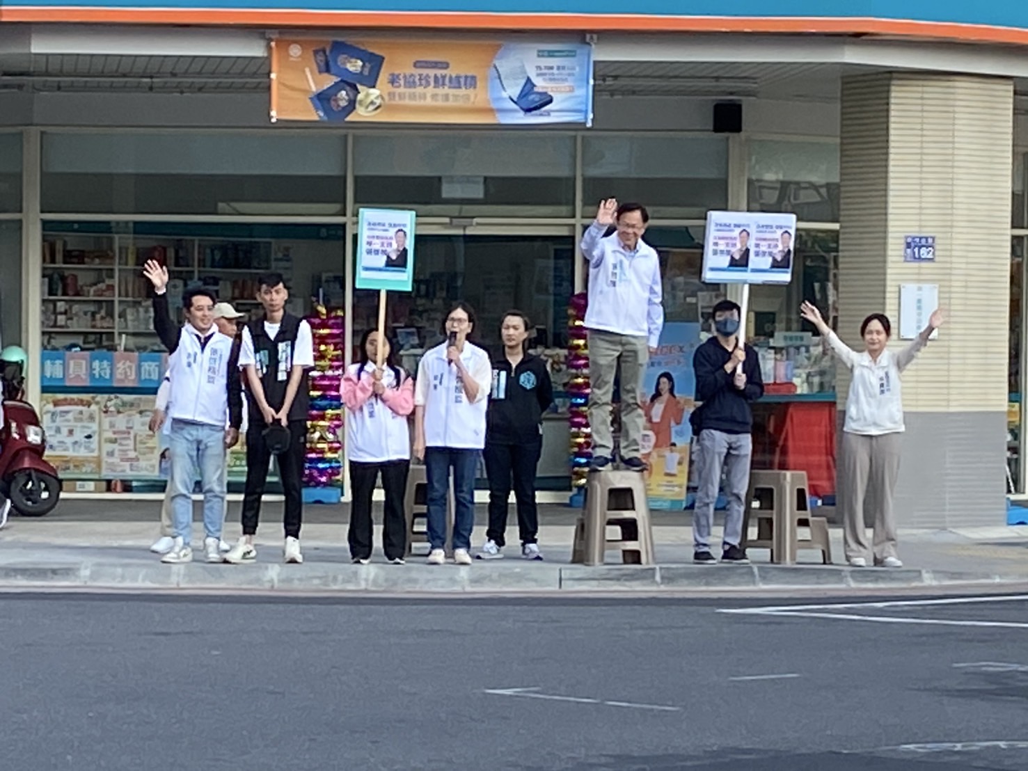 「藍白合」民調初選白熱化!張啓楷清晨站路口、掃市場拚出線 蔡壁如陪同衝刺支持度 張啓楷一大早由前立委蔡壁如(左4)陪同,率東區市議員參選人林昱孜(右1)及志工團隊於路口向通勤族問候「早安」。(圖/民眾黨嘉義黨部)