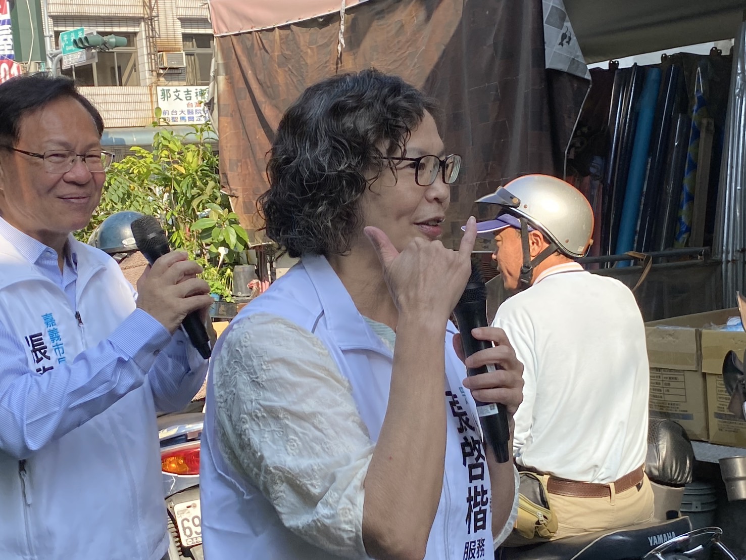 「藍白合」民調初選白熱化!張啓楷清晨站路口、掃市場拚出線 蔡壁如陪同衝刺支持度 前立委蔡壁如向市場內攤商及買菜鄉親提醒,電話民調「唯一支持」張啓楷。(圖/民眾黨嘉義黨部)