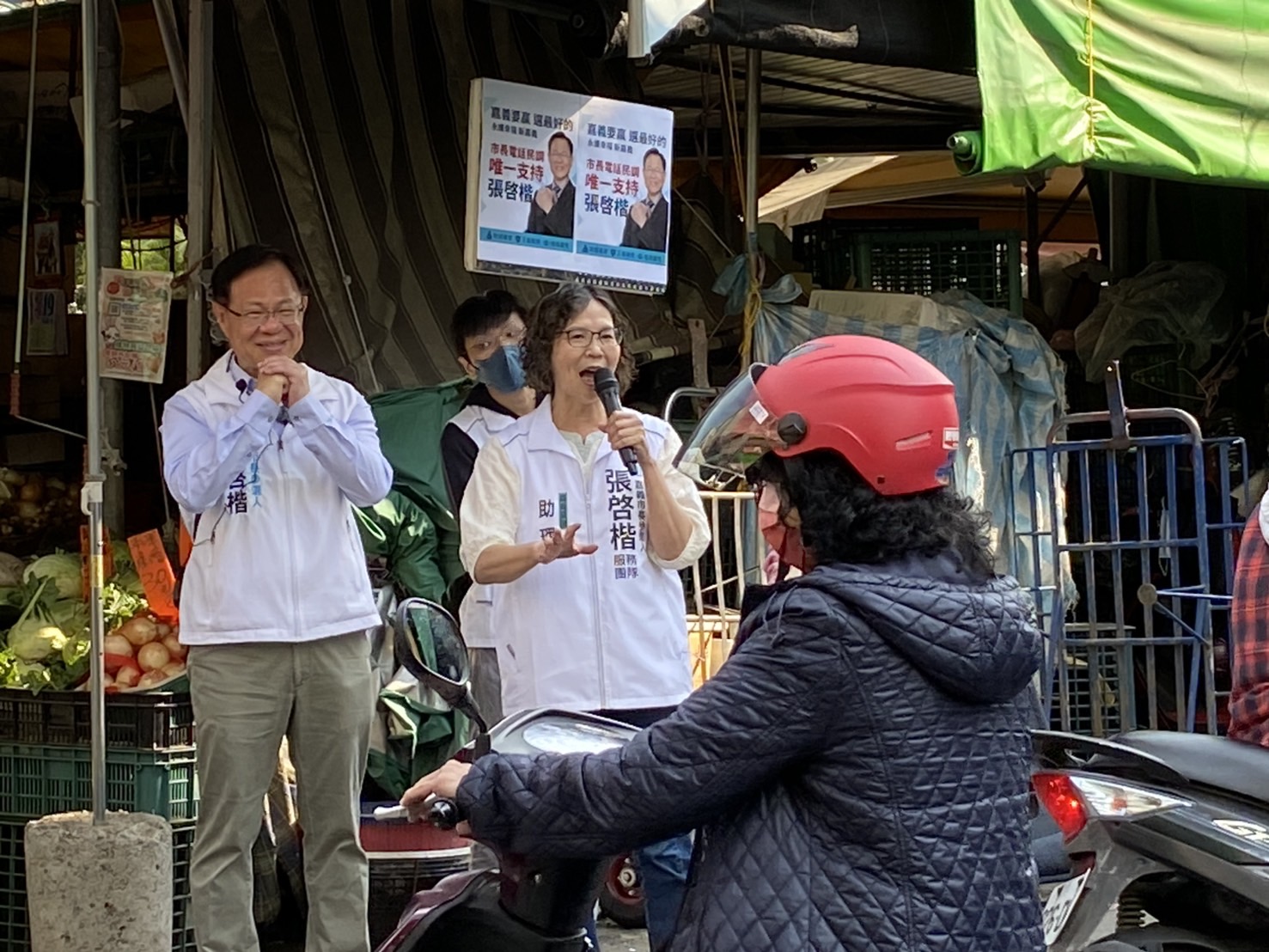 「藍白合」民調初選白熱化!張啓楷清晨站路口、掃市場拚出線 蔡壁如陪同衝刺支持度 張啓楷由蔡璧如陪同向攤商與民眾請託即將進行的電話民調「唯一支持」,吸引不少民眾及機車族駐足關注。(圖/民眾黨嘉義黨部)