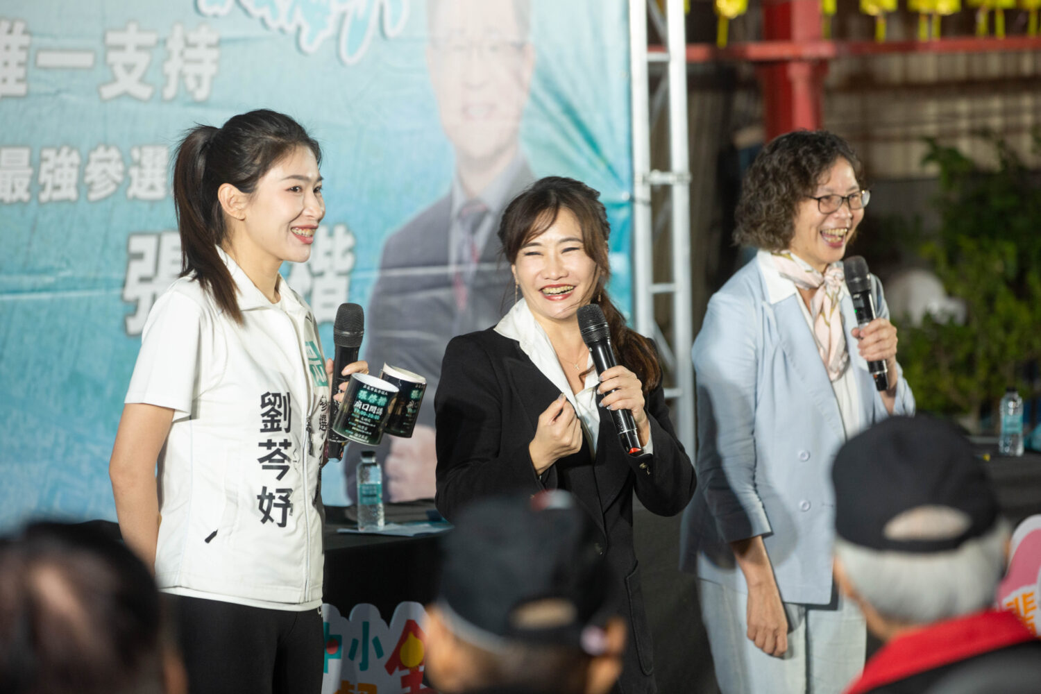 張啓楷三夜三廟口開講首發!拋「商圈2+4」+青年住宅 嗆中央砍69億「只聽黨意」 首場活動由前立委蔡璧如與「小草女神」劉岑妤擔任主持,並邀請到中廣新聞網《千秋萬事》主持人王淺秋王淺秋到場助講。(圖/民眾黨嘉義黨部)