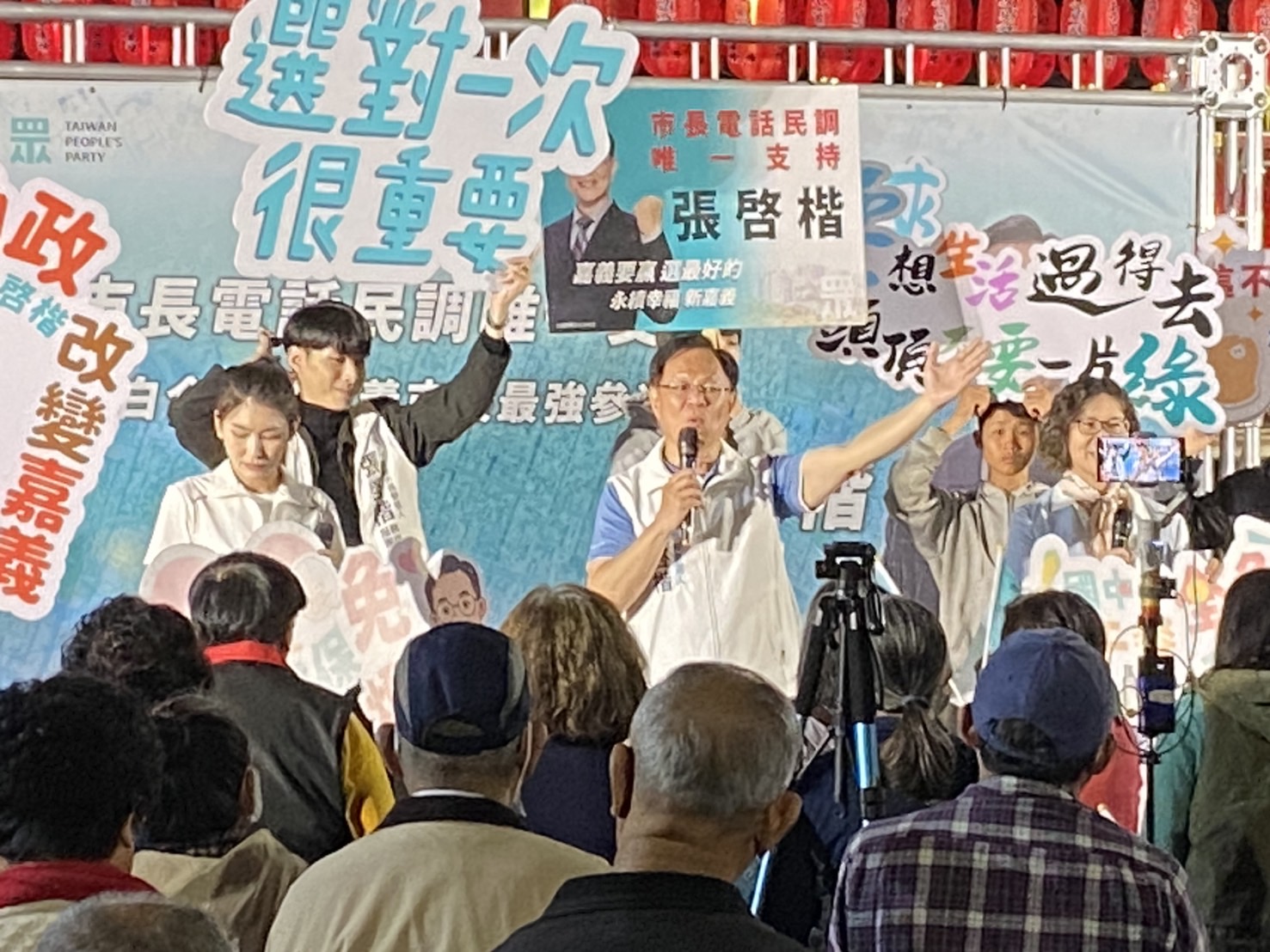 張啓楷三夜三廟口開講首發!拋「商圈2+4」+青年住宅 嗆中央砍69億「只聽黨意」 「三夜三廟口」政策開講行動,首場於昨(20)日晚間在嘉義市東區文財殿登場,吸引大批地方民眾與支持者到場聆聽。(圖/民眾黨嘉義黨部)