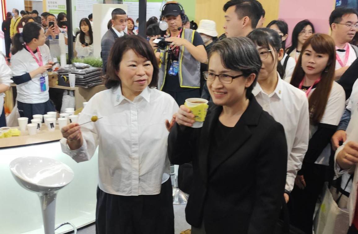 嘉義市「家城×嘉義」智慧城市展登場 AI治理成果驚豔副總統蕭美琴 蕭美琴副總統特別前來嘉義市展館參觀並啜飲限定的「嘉義光景咖啡」,也讚賞場館及展出內容。(圖/嘉義市政府新聞局提供)