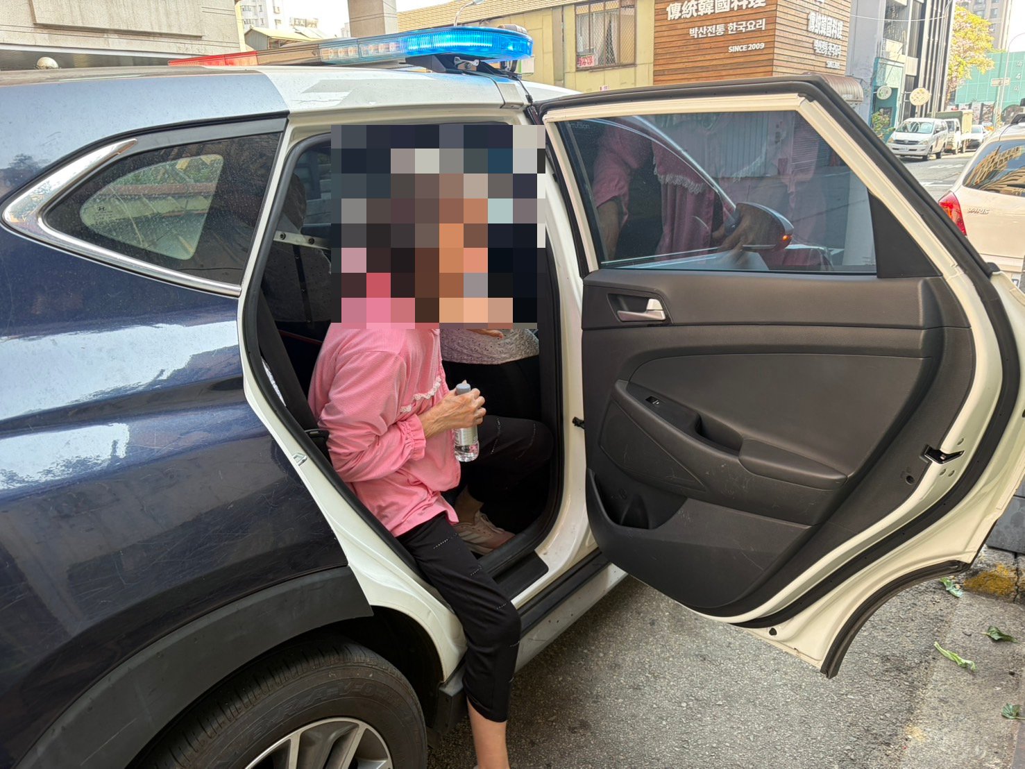 七旬婦一週兩度迷途 警「一眼認出」暖心護送返家 七旬婦一週兩度迷途 警「一眼認出」暖心護送返家