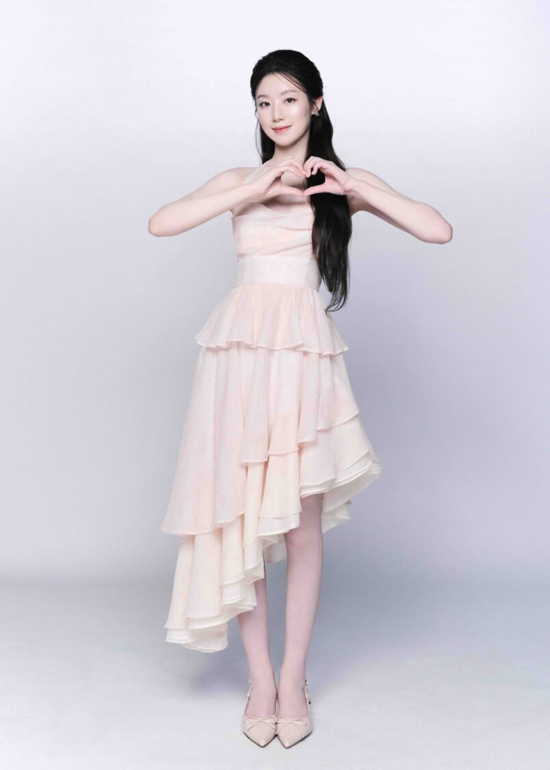 桃園最美觀光大使舒華 曝光童年「葉氏狗啃瀏海」公主LOOK與少女素顏仙氣照 最美桃園觀光大使、K-POP天團i-dle成員葉舒華也於今日(3/6)全球首度發佈「桃園回憶篇」影片,2/26已公佈「桃園最欠吃美食篇」影片,獲廣大網友與粉絲熱烈好評。(圖/桃園市政府觀光旅遊局 提供)