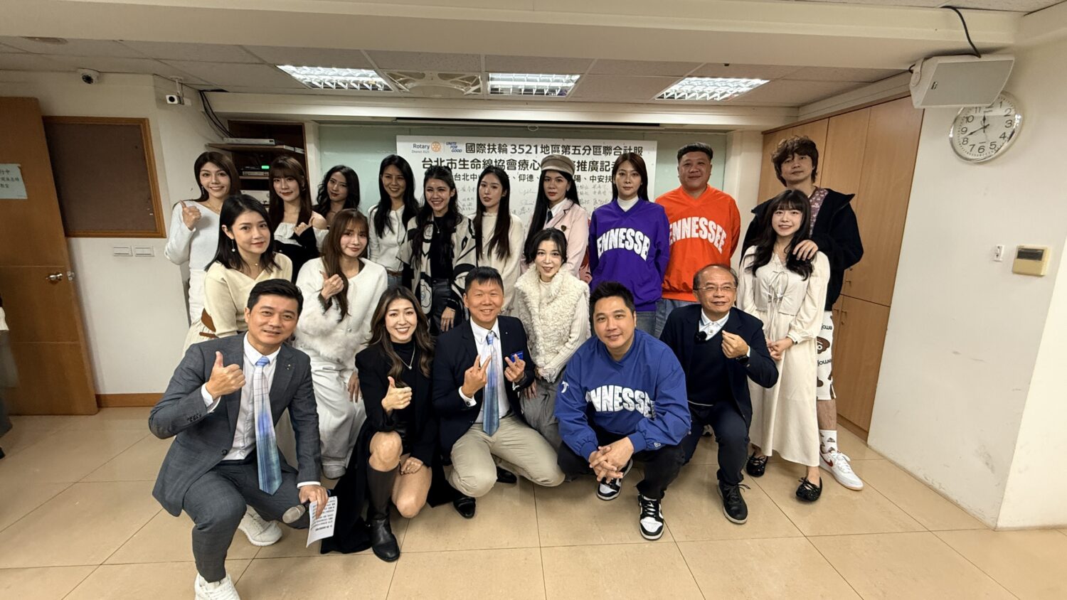 台北市生命線攜手國際扶輪3521地區第五分區 為青少年心理健康推廣「療心室」服務 職籃新北國王隊啦啦隊長Amber倩宇、油條兄弟、恐龍偶像、歌手曉翎等藝人,呼籲青少年朋友,「手機點開療心室,放心一同聊心事」。(圖/台北市生命線 提供)