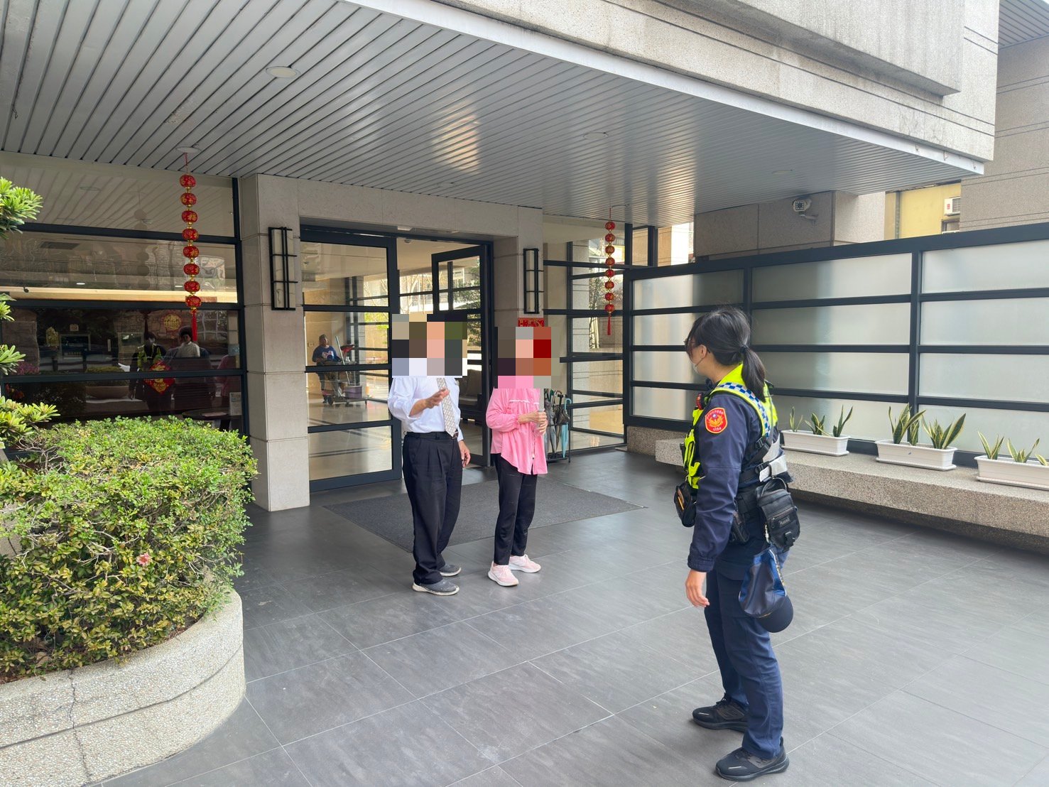 七旬婦一週兩度迷途 警「一眼認出」暖心護送返家 七旬婦一週兩度迷途 警「一眼認出」暖心護送返家