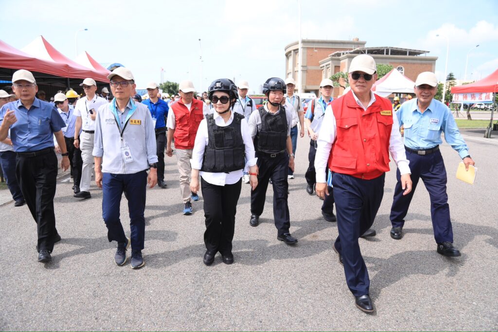 2025城鎮韌性(防空)演習 盧秀燕實地視導民眾疏散避難狀況 1 強化城市韌性 盧市長率隊實地視導防空演習
