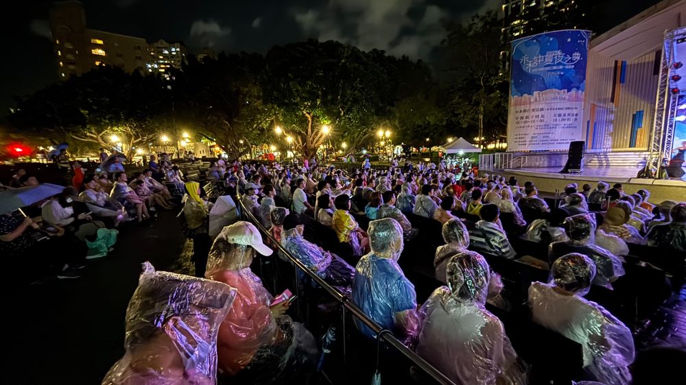 永和仲夏夜之夢變身世界舞台 逾千觀眾同樂熱鬧非凡 5 《圖說》 2025永和仲夏夜之夢吸引上千名觀眾同樂,氣氛熱鬧非凡。〈永和區公所提供〉