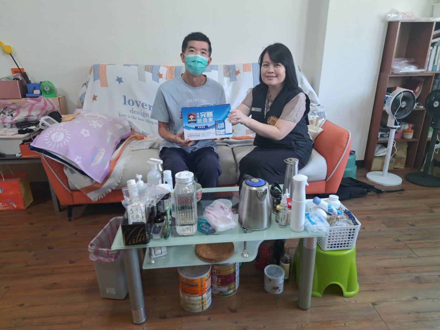 關懷年邁生活困難榮民 臺北市榮服處深入大同區 1 《圖說》臺北市榮民服務處輔導組長李以珍前往大同區關懷年邁或生活困難榮民。〈臺北市榮服處提供〉