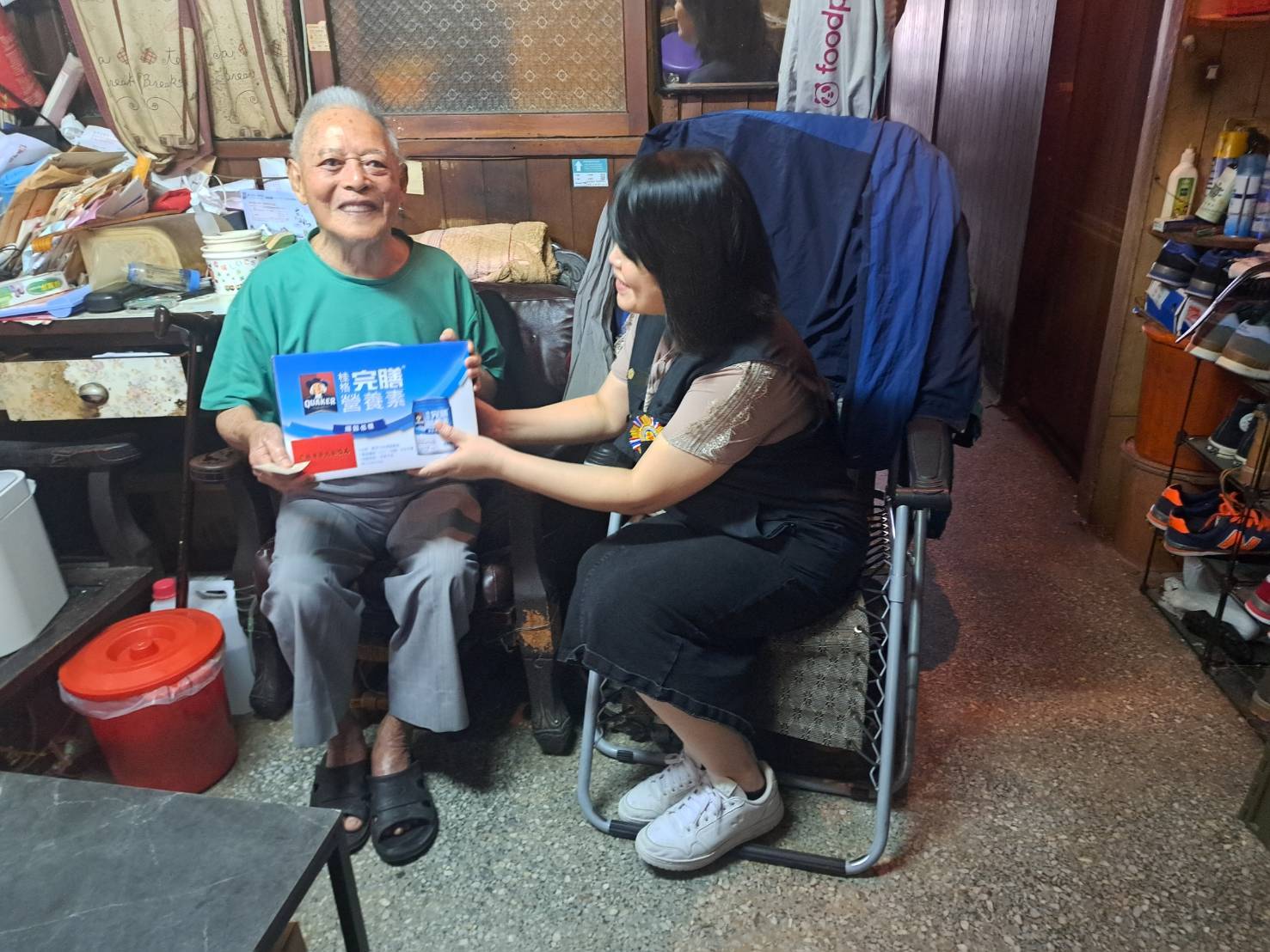 關懷年邁生活困難榮民 臺北市榮服處深入大同區 2 《圖說》李以珍關懷年邁或生活困難榮民,傳遞輔導會的溫暖與關懷。〈臺北市榮服處提供〉