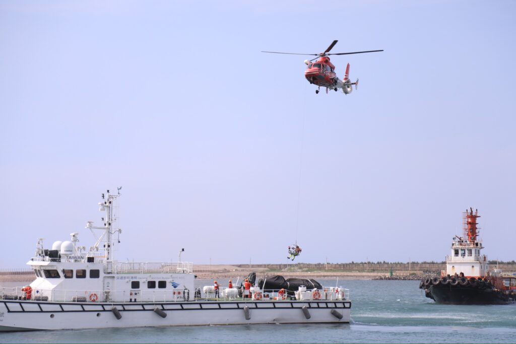 2025城鎮韌性(防空)演習 盧秀燕實地視導民眾疏散避難狀況 2 台中港西碼頭 戰時重大災害搶救情況