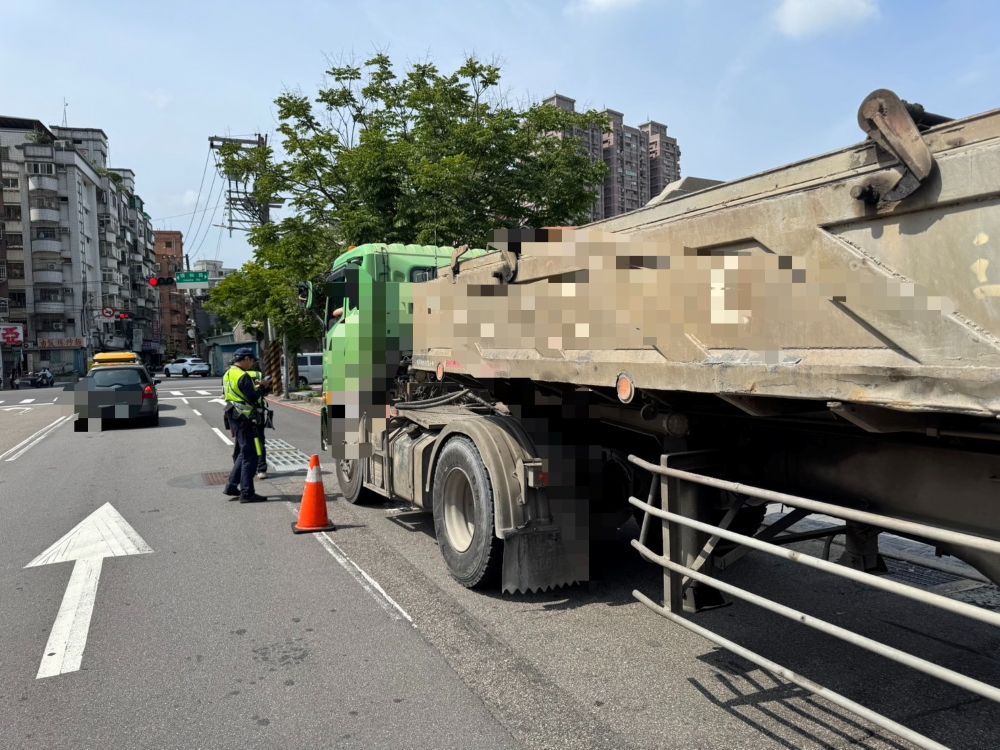 守護行的安全 中和警鐵腕取締大型車輛違規 2 《圖說》 中和警滾動式分析易肇事熱時、熱點調整相對應勤務部署,以確保民眾安全。〈 中和分局提供〉