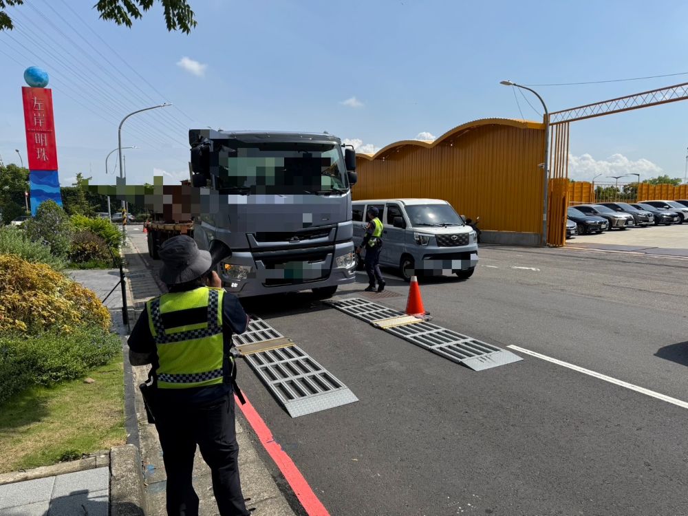 守護行的安全 中和警鐵腕取締大型車輛違規 3 《圖說》 中和警為維持暑期交通秩序,以保障機車騎士及行人安全,持續強力執行「取締大型車各項違規」、「車輛不停讓行人通行」等勤務。〈 中和分局提供〉