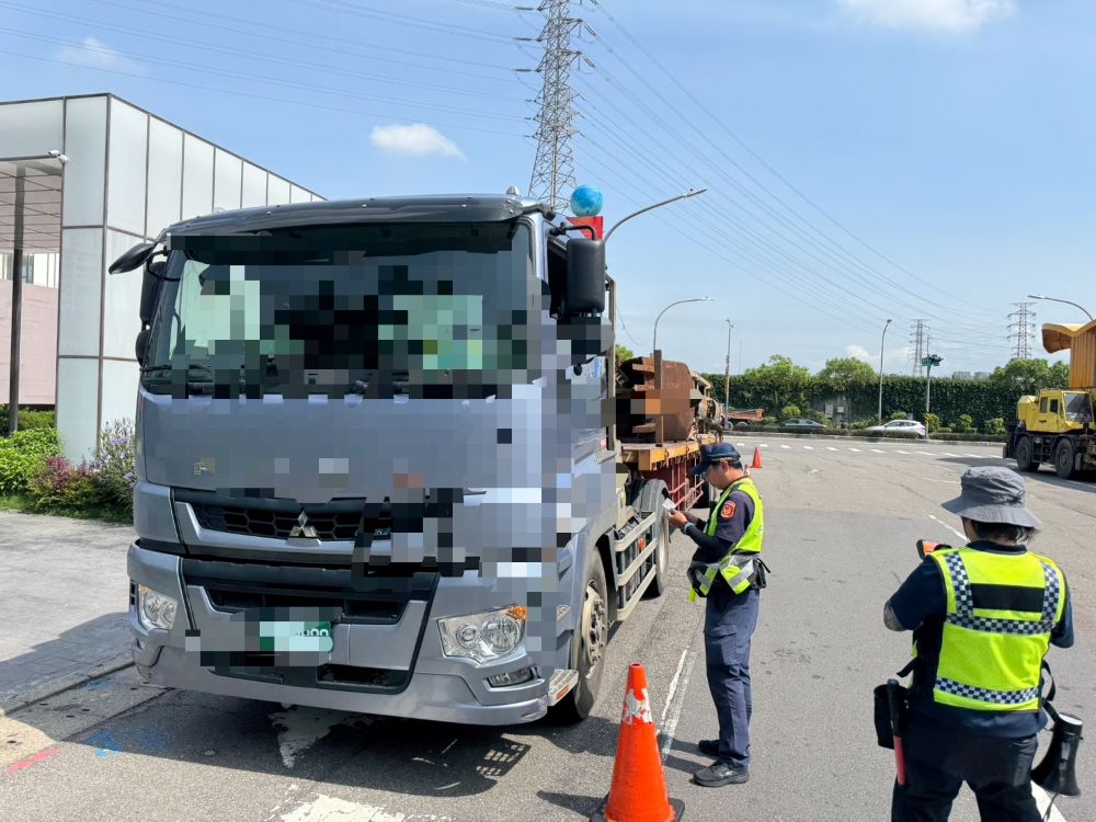 守護行的安全 中和警鐵腕取締大型車輛違規 1 《圖說》 中和警昨日針對環河西路、中正路、連城路等易肇事路段,加強取締違規大型車輛。〈 中和分局提供〉