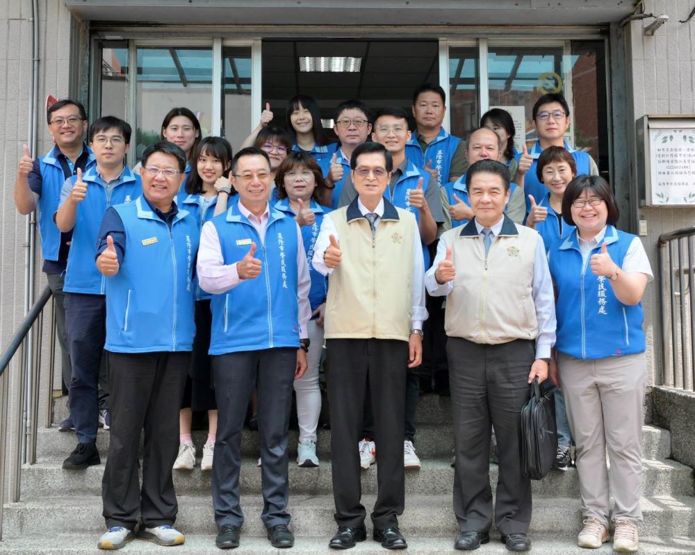 視導基層照顧服務 嚴德發肯定基隆榮服處頒慰勉金 2 《圖說》嚴德發主委(前排中)與基隆市榮服處同仁於大門前合照,前排右二為服務照顧處曹東發處長、前排左二為榮服處方正處長,前排左一李復鄉副處長。〈基隆榮服處提供〉