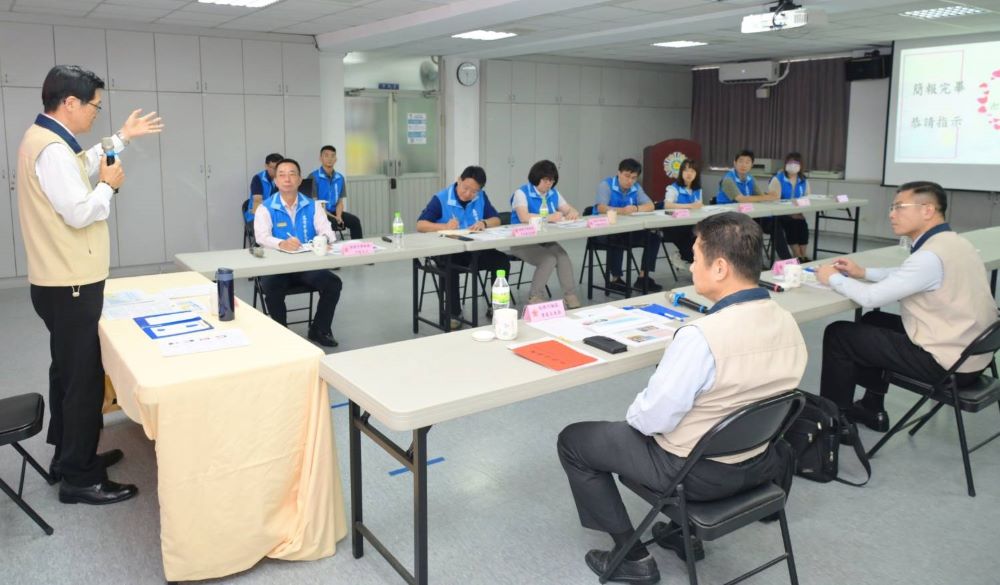 視導基層照顧服務 嚴德發肯定基隆榮服處頒慰勉金 4 《圖說》嚴德發主委(左)聽取方正處長(左二)簡報後,說明輔導會相關政策及工作要求。〈基隆榮服處提供〉