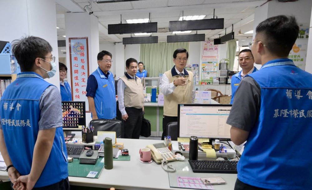 視導基層照顧服務 嚴德發肯定基隆榮服處頒慰勉金 3 《圖說》嚴德發主委關心職員工工作情況。〈基隆榮服處提供〉