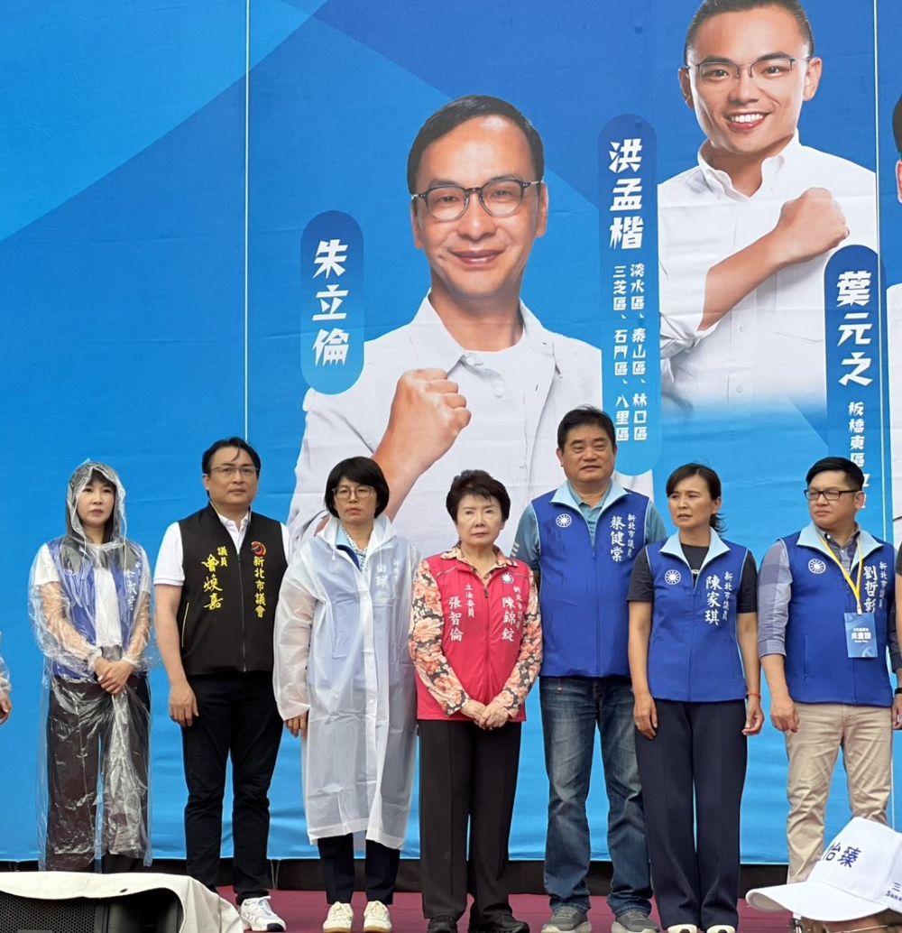 風雨無阻堅定反罷免 曾煥嘉帶領團隊使命必達 2 《圖說》曾煥嘉議員〈左二〉與新北市藍營議員以實際行動力挺反罷免行動。〈曾煥嘉服務處提供〉