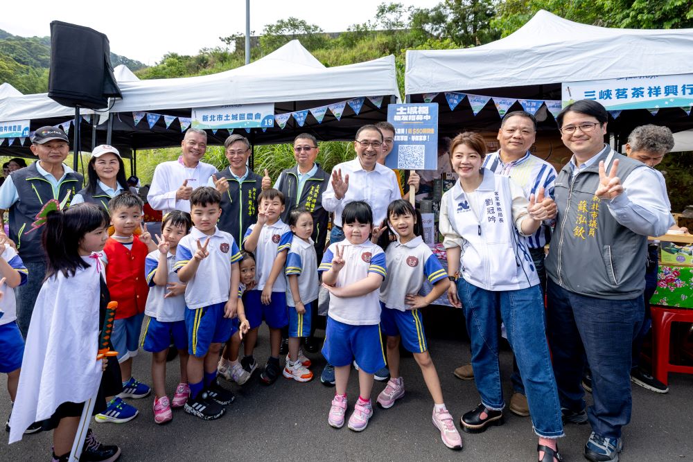 讓文化、產業、青年紮根 新北客家文化園區2.0願景 5 《圖說》市長侯友宜與客家局長劉冠吟於114年桐花祭與來賓合影。〈客家局提供〉