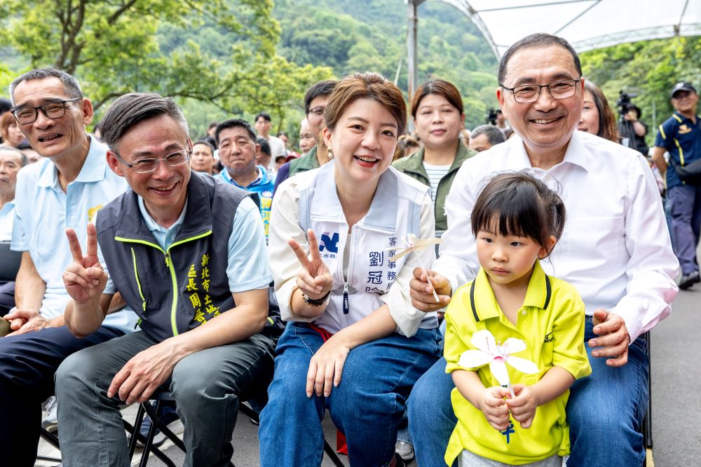 讓文化、產業、青年紮根 新北客家文化園區2.0願景 4 《圖說》市長侯友宜與客家局長劉冠吟以及各長官貴賓參與114年桐花祭。〈客家局提供〉