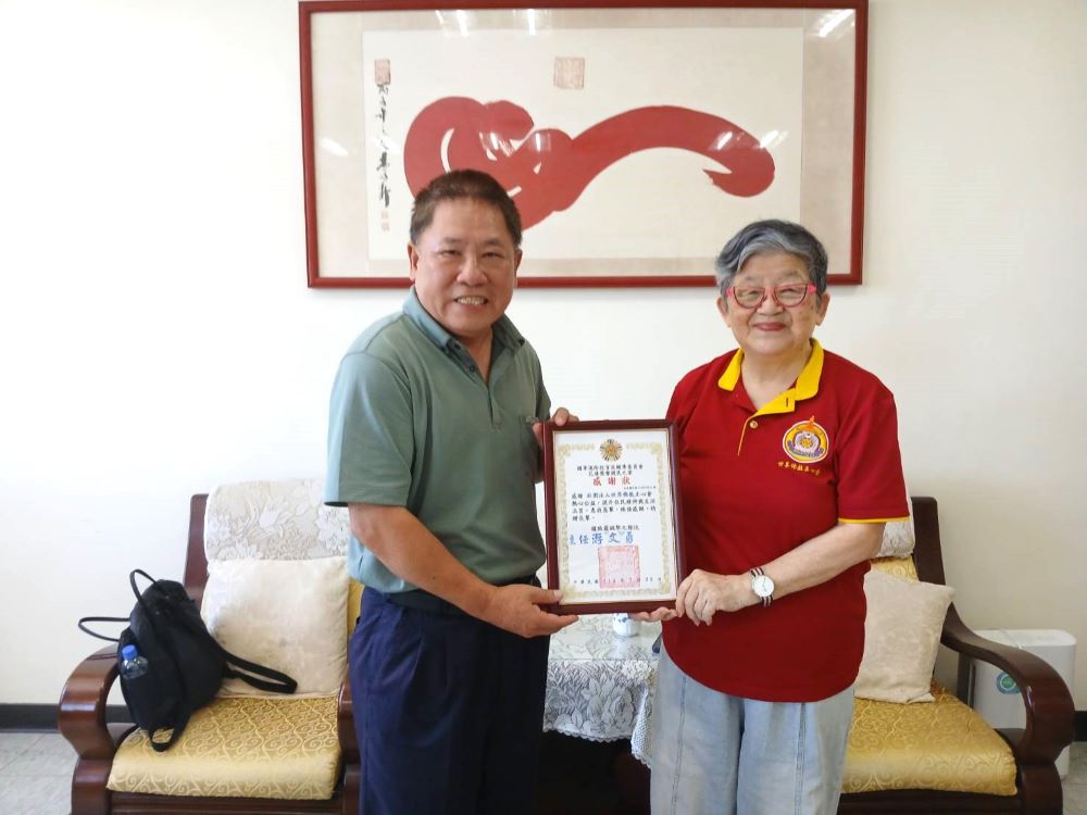 大悲行願無處不現 世界佛教正心會至花蓮榮服處及榮家公益關懷 4 《圖說》花蓮榮家主任游文勇回贈陳和慧執行長紀念品。〈記者葉柏成攝〉