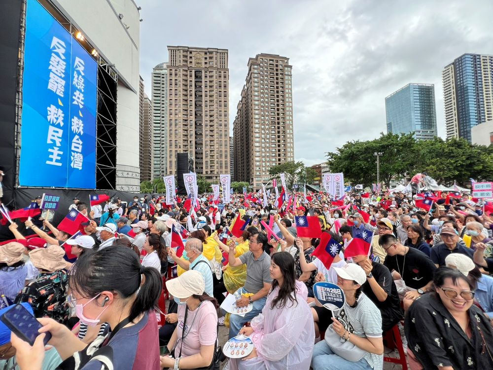 風雨無阻堅定反罷免 曾煥嘉帶領團隊使命必達 4 《圖說》「726不同意罷免 新北愛國者行動」,儘管天候不佳,但現場氣氛依舊熱烈,展現出不畏風雨、不懼挑戰的決心。〈曾煥嘉服務處提供〉