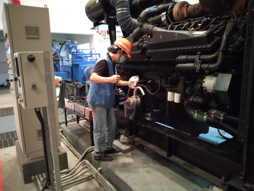 防範「范斯高」可能來襲 新北水利局完成防颱整備 2 《圖說》塔寮坑抽水站抽水機機油油位檢查。〈水利局提供〉