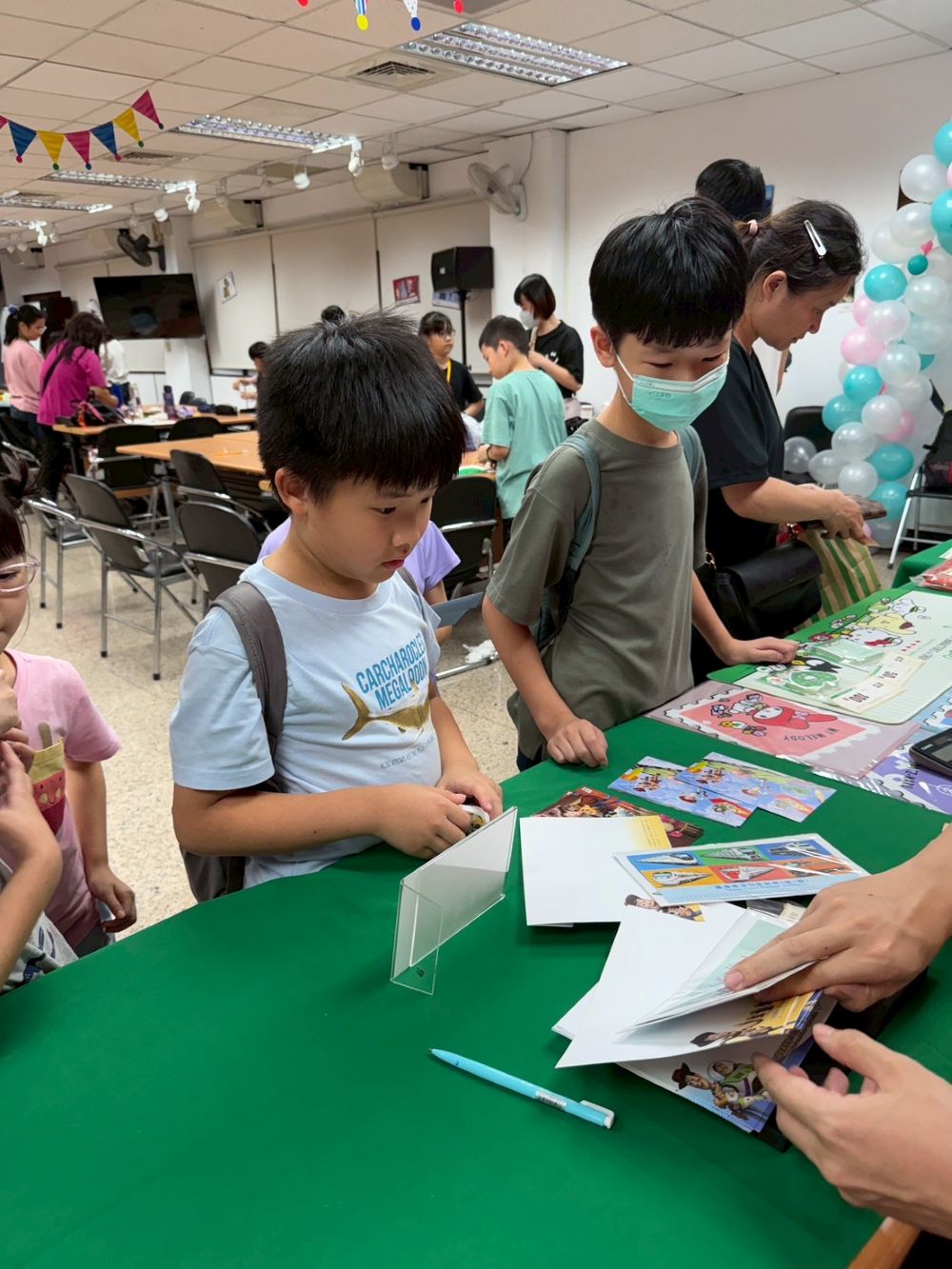 以郵會友 板郵親子集郵研習營溫馨又歡樂 2 《圖說》現場臨時郵局讓參與學員和集郵人士蓋戳銷票,留下美好紀念。〈板橋郵局提供〉