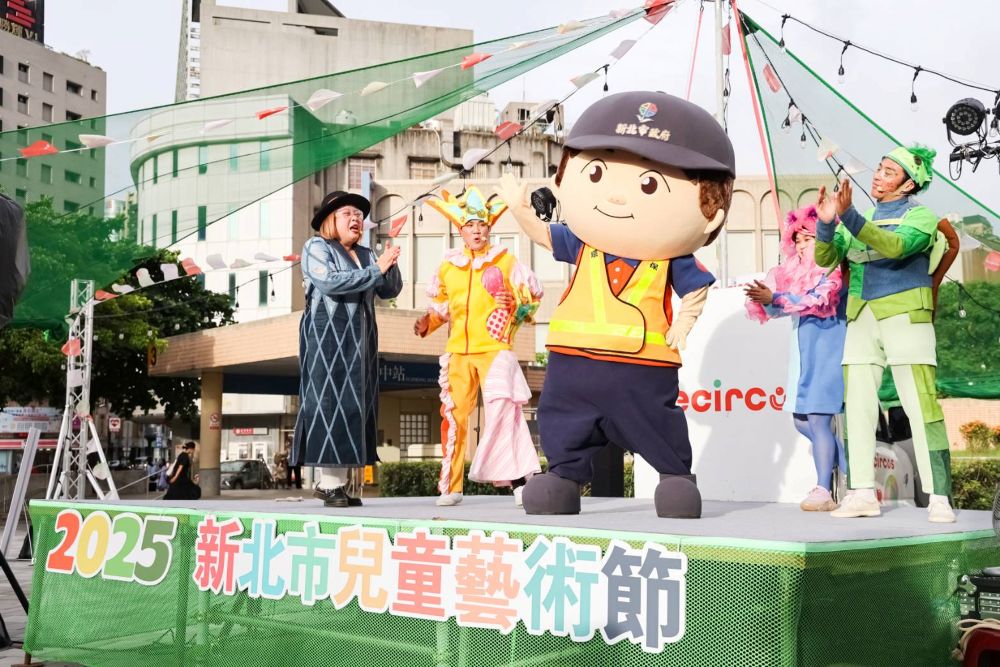 「黃寶吉」帶動跳 新北原創環教劇《藍海守護行動》首演嗨翻 2 《圖說》環保局宣傳大使「黃寶吉」現身帶著全場觀眾熱情參與帶動跳,更一同喊出「守護海洋 「守護海洋 讚讚讚!」。〈環保局提供〉