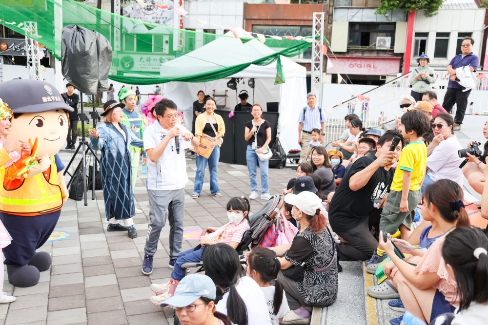 「黃寶吉」帶動跳 新北原創環教劇《藍海守護行動》首演嗨翻 3 《圖說》程大維局長現場也與小朋友互動問答並合影留念,環保局宣傳大使「黃寶吉」則化身「守護海洋小幫手」,與觀眾一同揮手跳舞,還與孩童開心拍照、交換擊掌。〈環保局提供〉