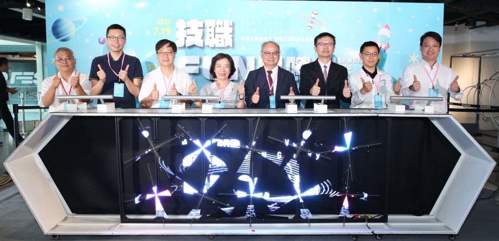 體驗技職教育創新與潛力 「技職FUN星際」AR、VR科技領航 1 《圖說》「技職FUN星際」職業探索展,現正於國立臺灣科學教育館盛大展出,右四為 龍華科大校長葛自祥、右三新北市教育局長張明文 。〈龍華科大提供〉