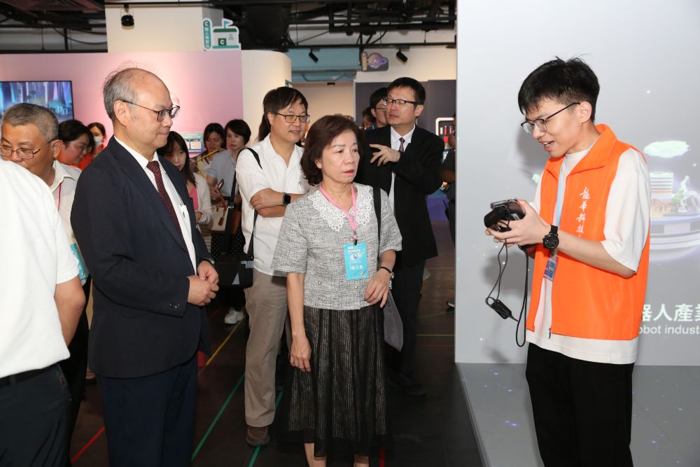 體驗技職教育創新與潛力 「技職FUN星際」AR、VR科技領航 2 《圖說》教育部技職司長楊玉惠(中),參觀龍華科大設展攤位。〈龍華科大提供〉