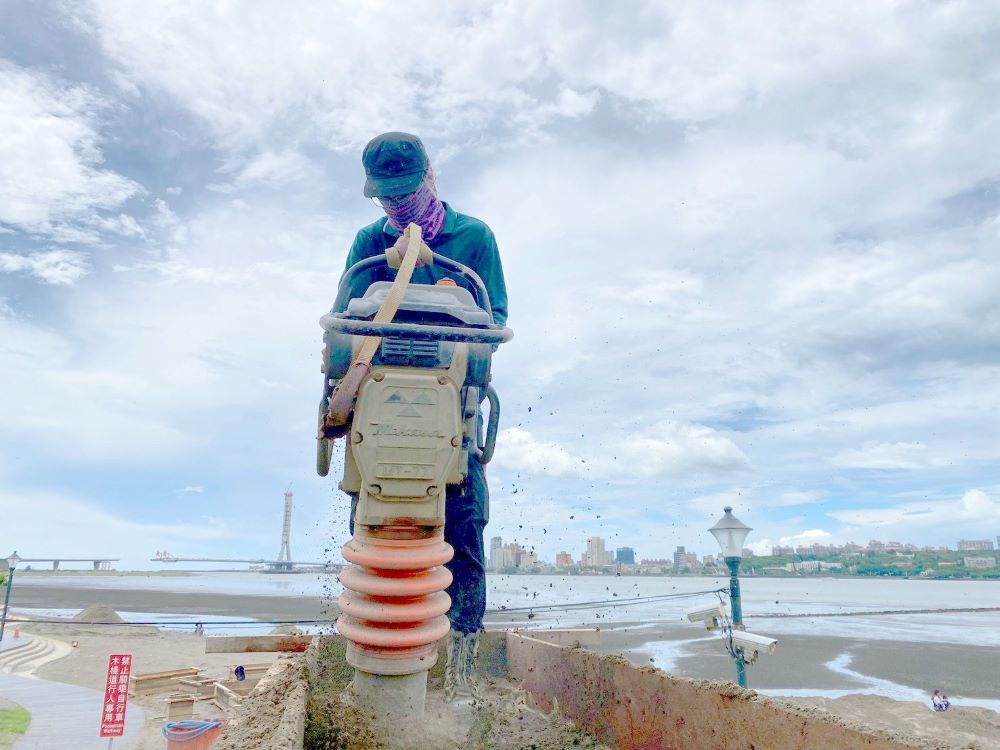 沙雕師進場 八里城市沙雕展8/16 經典亮相 5 《圖說》沙雕正如火如荼地趕工當中。〈高灘處提供〉