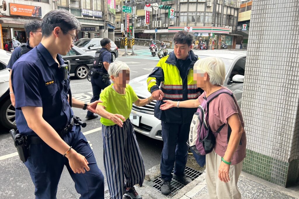 警 急時刻伸援手 婦人與失智妹平安重聚 3 MEITU 20250721 164248458