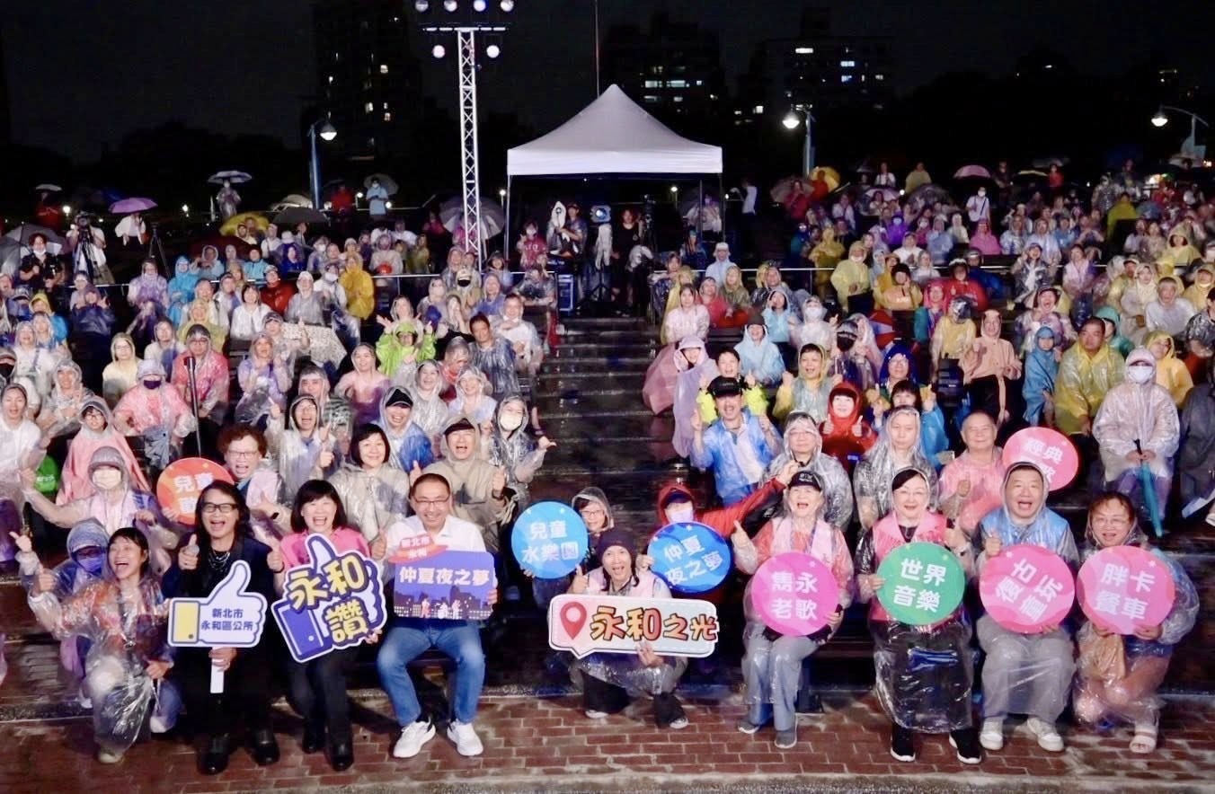 永和仲夏夜之夢首場雋永老歌 擠爆仁愛公園 市長親臨同歡 1 ▲新北市永和區「2025永和仲夏夜之夢系列活動」,市長侯友宜擔任神秘嘉賓與來賓、民眾合影。